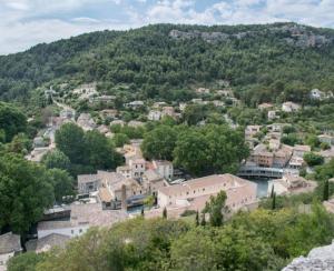 Vue panoramique sur le château,montagne et grottes