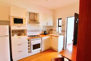 LovelyStay - Alto dos Caliços 2BR House with Garden