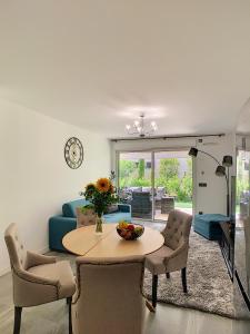 Palm Beach apartment with a pool in the residence