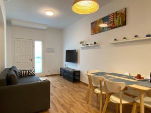 Apartments Sant Lluis CENTER, 2 min walk from the sea