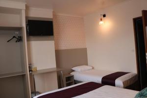 Hotels Hotel de Normandie : Chambre Triple Classique