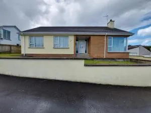 HOMELY YELLOW BUNGALOW -Articlave-near Castlerock - Castlerock
