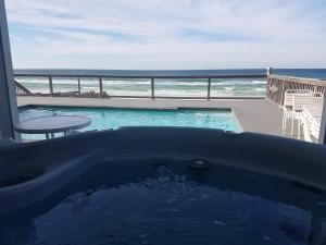 Making Waves - Huge Heated Beachfront Pool & Hot Tub! Best In Pcb!
