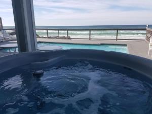 Making Waves - Huge Heated Beachfront Pool & Hot Tub! Best In Pcb!