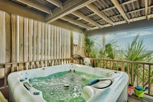 Sandy Bottoms - Fabulous West End House & Hot Tub!