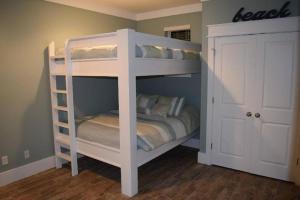 The Lighthouse 6 Bd Home With Beachfront Pool And Hot Tub