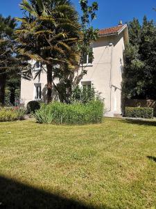 Appartements Calme et cosy, proche hyper centre de Nantes : Chambre Familiale - Vue sur Jardin