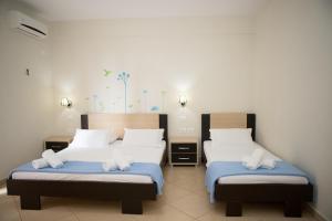 Triple Room with Balcony room in Perivolos Apartments