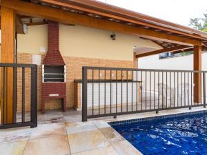 Casa ampla e arejada, com piscina e churrasqueira - 03 dormitórios