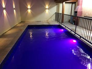Casa ampla e arejada, com piscina e churrasqueira - 03 dormitórios