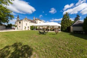 Maisons d'hotes Hotel-Restaurant Le Prieure devient la 