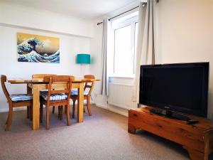 Marina living with parking, balcony, quiet and secure