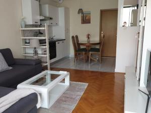 Apartments with a parking space Split 18354