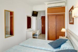 Twin Room with City View room in Hotel Moré