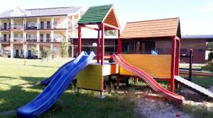 OW Wilk pokoje i domki z aneksami kuchennymi parking plac zabaw