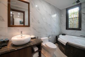 Hillary Hanoi Hotel With Outdoor Swimming Pool