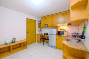 New Furnished 1BR Rajawali Apartment By Travelio