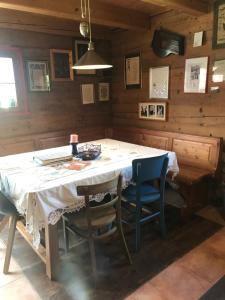 Getreidekasten auf einer Lamafarm