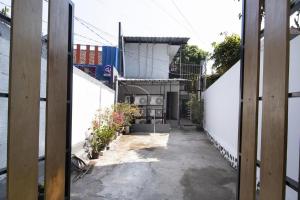 RedDoorz near Riau Junction Mall 2
