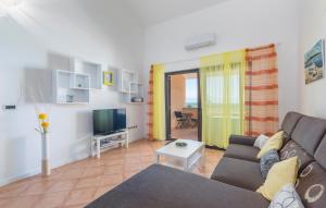 Apartment Viva with shared Pool