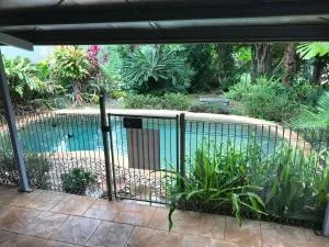 Royal Palm Cottage, Entire two bedroom 2 bathroom house with Pool - Tully