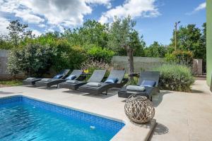 Spacious holiday house pool jacuzzi playground 6+2