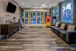 Holiday Inn Express & Suites Anaheim Convention Center Area by IHG