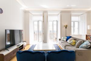 Lisbon luxury retreat! 2 suites, balcony & views!!