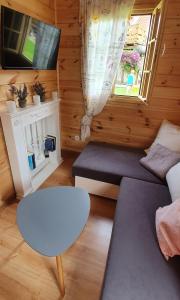 Domek drewniany nad jeziorem