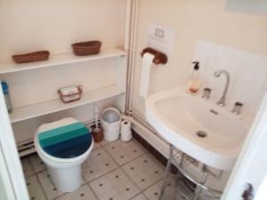 B&B / Chambres d'hotes Lenard Charles Bed & Breakfast : Chambre Familiale avec Salle de Bains Privative