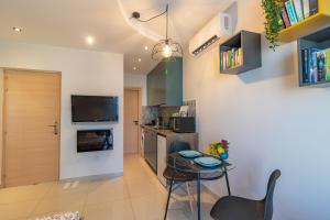 Light House - Seafront cosy studio with library