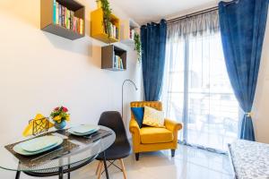 Light House - Seafront cosy studio with library