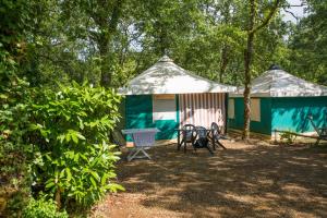 Campings Camping Au Bois Dormant : Bungalow Familial