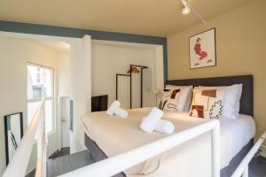 SHWAY - The Red With Pearls