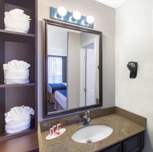 King Room - Mobility Access with Roll In Shower room in Grand Hotel Orlando at Universal Blvd