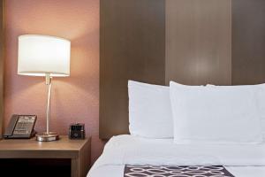Queen Room with Two Queen Beds - Disability Access room in La Quinta by Wyndham Fayetteville