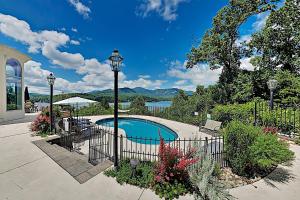 Four-Bedroom House room in Panoramic Pool Paradise withPool game room & Firepit for Fall Fun home