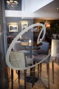 Castle Hotel & Apartments - 塔特舍尔