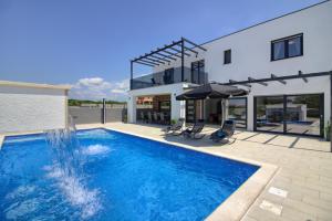 New luxury Villa with extra heated pool with hydromassage, biliard near town center