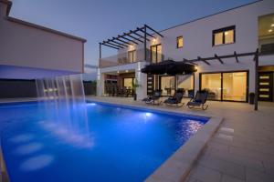 New luxury Villa with extra heated pool with hydromassage, biliard near town center
