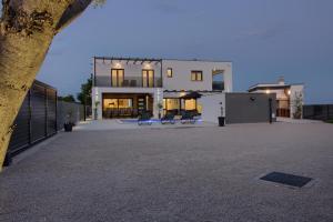 New luxury Villa with extra heated pool with hydromassage, biliard near town center
