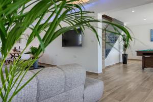 Luxury Villa with extra heated pool with hydromassage, biliard near town center and beach by WiiBuk