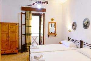 Studio with Twin Beds room in Spiros Rooms