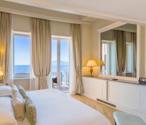 Junior Suite Deluxe with Sea View room in Grand Hotel Excelsior Vittoria