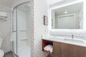 Queen Room with Two Queen Beds - Non-Smoking room in Holiday Inn - Columbus an IHG Hotel