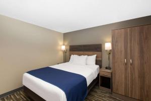 Queen Room - Non-Smoking room in Days Inn & Suites by Wyndham Wisconsin Dells