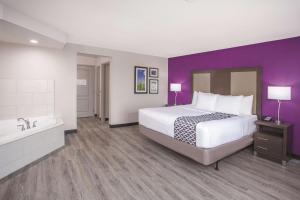 King Room with Jetted Tub - Non-Smoking room in La Quinta by Wyndham Effingham