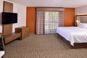 King Suite with Spa Bath room in Holiday Inn Express Hotel & Suites Arcata/Eureka-Airport Area an IHG Hotel
