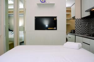 Comfy Studio Green Pramuka City Apartment with City View By Travelio