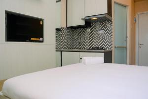 Comfy Studio Green Pramuka City Apartment with City View By Travelio